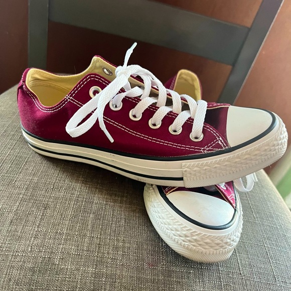 Burgundy converse size 7 - Picture 2 of 3